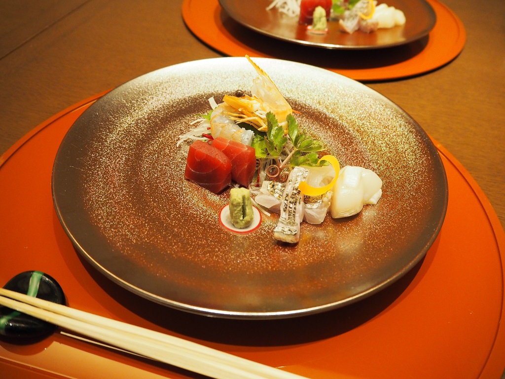 美しい器に盛り付けられた日本料理　お刺身