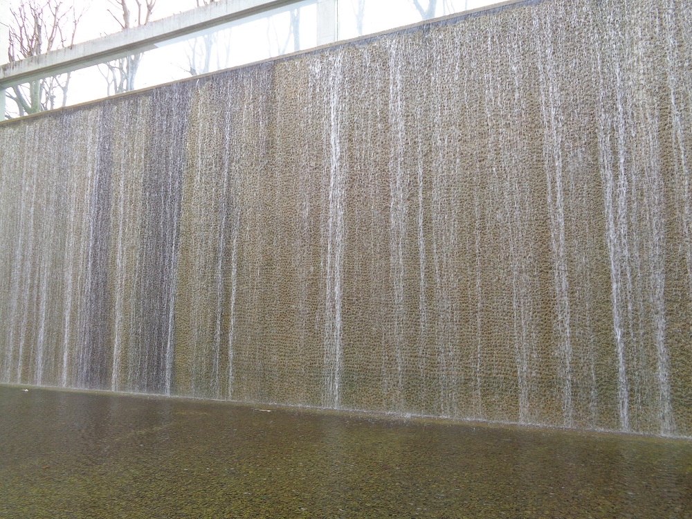 京都府立陶板名画の庭　壁面の涼し気な水の流れ