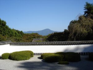 正伝寺　方丈前　比叡山を借景にした眺め