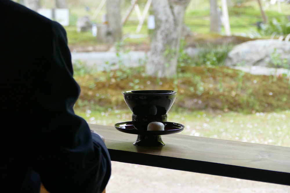 京都旅行　抹茶と団子で一息ついているところ