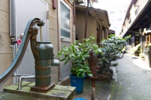 京都　路地の手押しポンプ