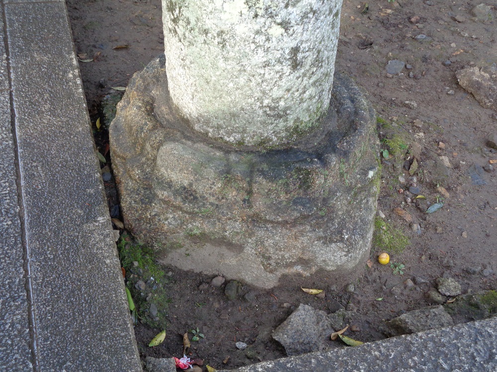 台石に蓮弁があることが特徴、伴氏社の鳥居