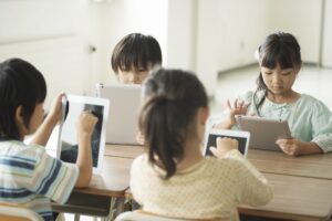 タブレットPCを操作する小学生