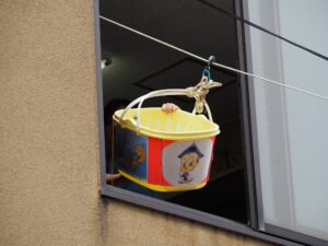 地蔵盆　窓からふごが降りてくる様子