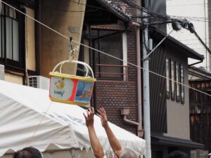 地蔵盆　ふごが降りてくる様子