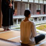 京都の禅寺で坐禅をしている様子