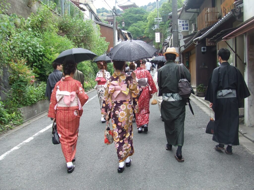 京都を着物姿で歩く観光客