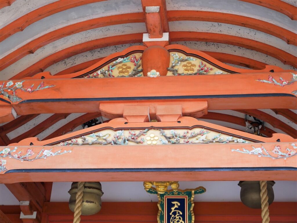 長岡天満宮　社殿の梅の彫刻